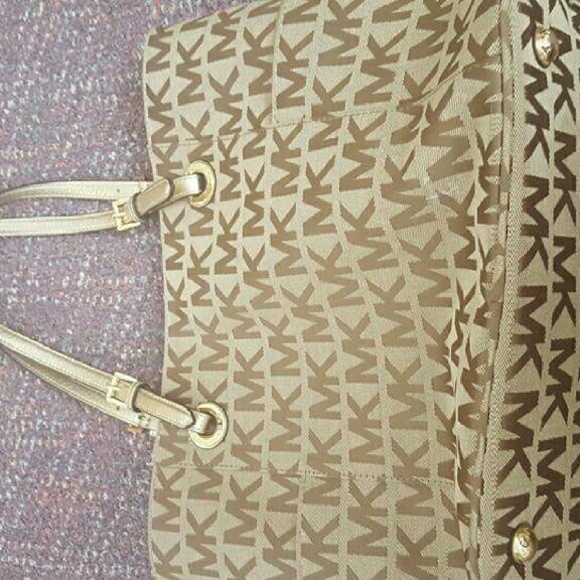 SOLD!!! Michael Kors tote