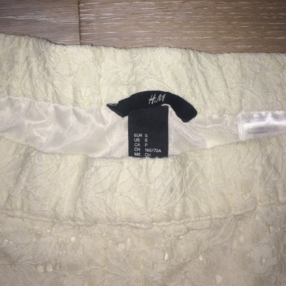 White lace shorts - Picture 2 of 3