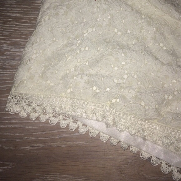 White lace shorts - Picture 3 of 3