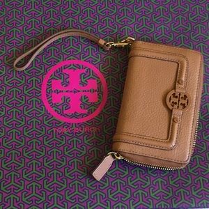 ✨Tory Burch Wristlet✨