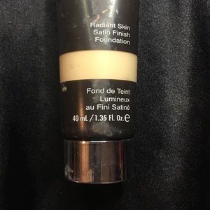 Becca radiance satin finish foundation