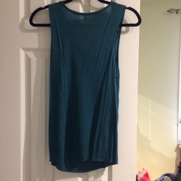 KENSIE! Pretty 100% viscose deep green top - Picture 2 of 2
