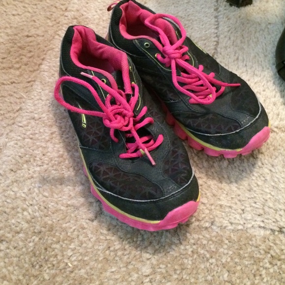 La gear athletic shoes