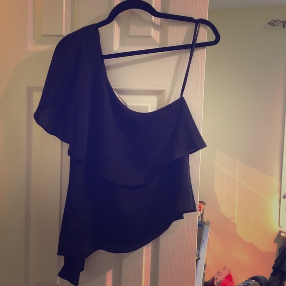 BCBGeneration Beautiful one shoulder black top