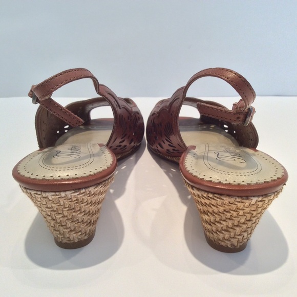 Trotters brown comfort leather sandals. NWOT - Picture 3 of 4