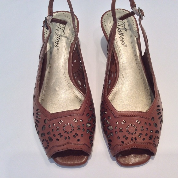 Trotters brown comfort leather sandals. NWOT - Picture 2 of 4