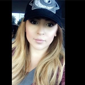 Meet your Posher, Romelia