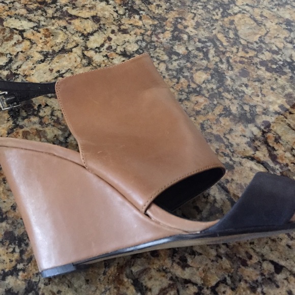Trouve tan/black sandals. Size 7.5 - Picture 2 of 4