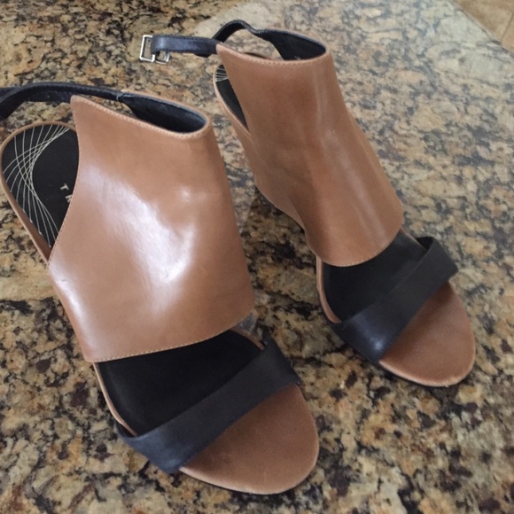 Trouve tan/black sandals. Size 7.5 - Picture 1 of 4