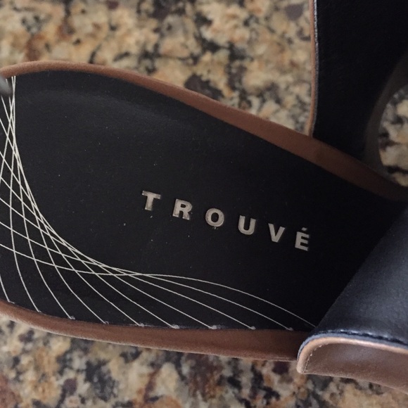 Trouve tan/black sandals. Size 7.5 - Picture 3 of 4