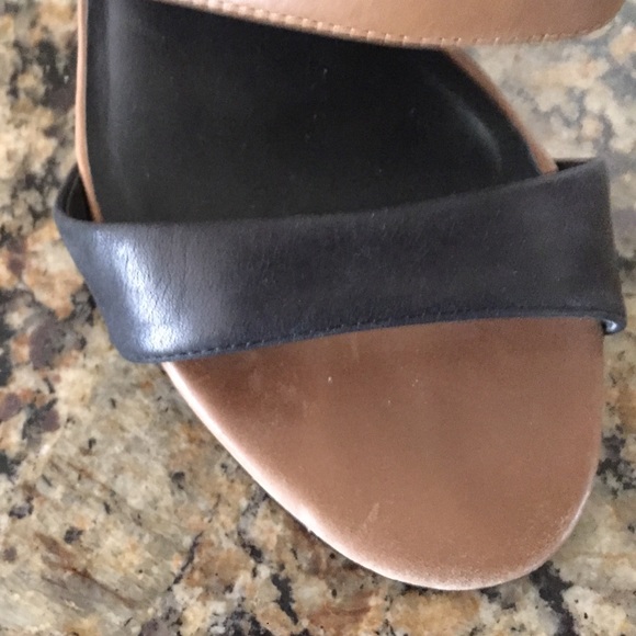 Trouve tan/black sandals. Size 7.5 - Picture 4 of 4