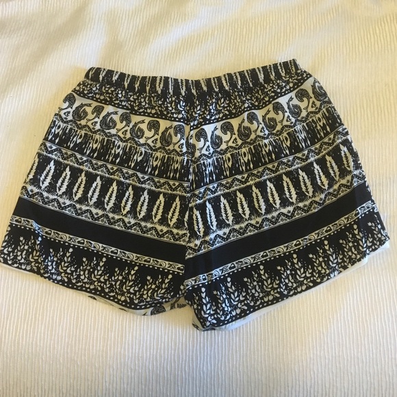 Black White printed shorts - Picture 4 of 4