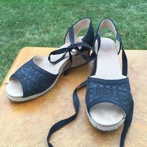 UGG leather & cloth wedge heel sandal sz 9