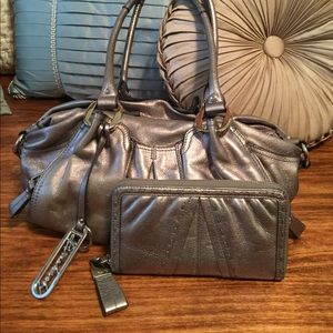 B Makowsky leather purse and wallet