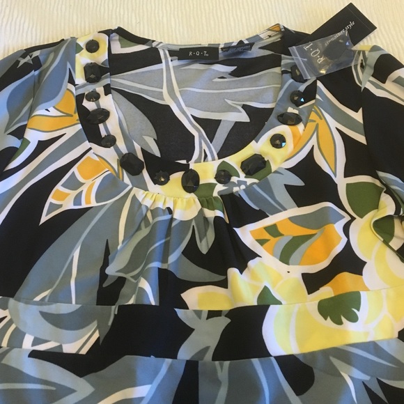 New with tags floral top - Picture 2 of 4