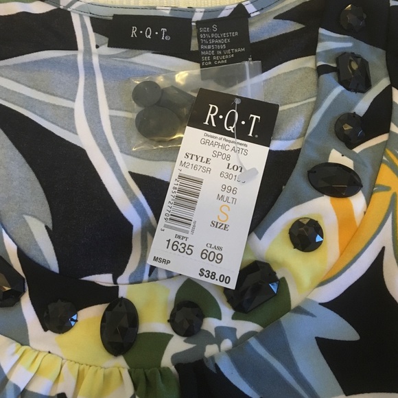 New with tags floral top - Picture 3 of 4