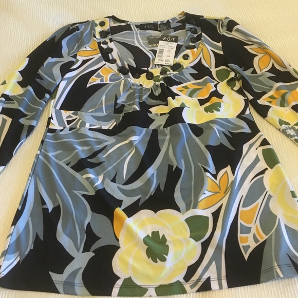 New with tags floral top - Picture 4 of 4