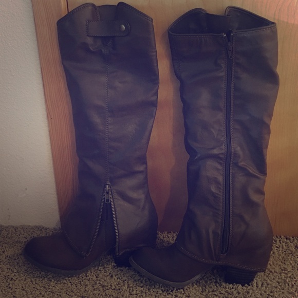 Cute brown boots!