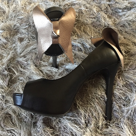 👠🎀 black peep toe with silver bow detail