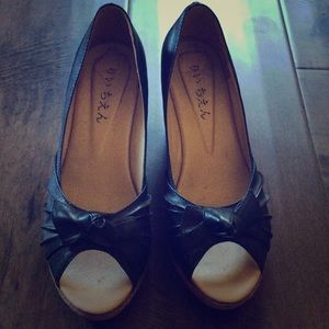 LIKE NEW Black Bow-Tie Wedges