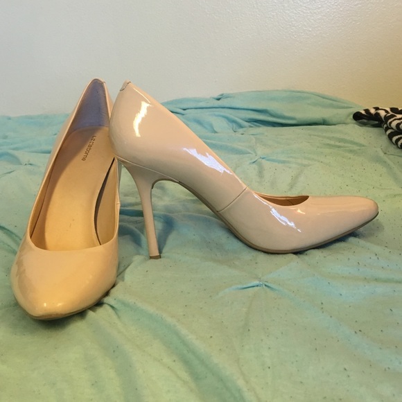 Nude pumps!
