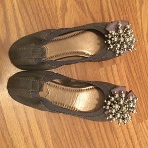 Size 6.5 gray flats- Great for the holidays!!