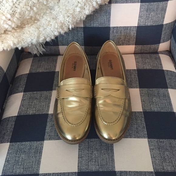 Gold loafers 🏵
