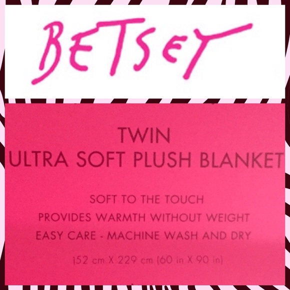 Betsey Johnson Raining Roses Plush Blanket Twin - Picture 3 of 3