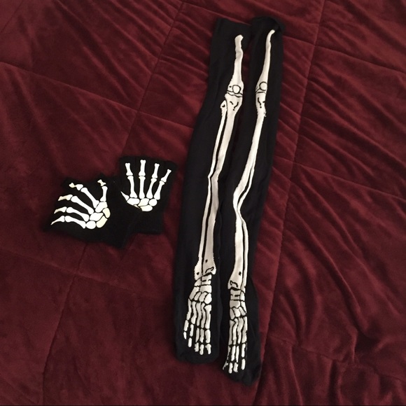 Skeleton gloves and skeleton thigh highs
