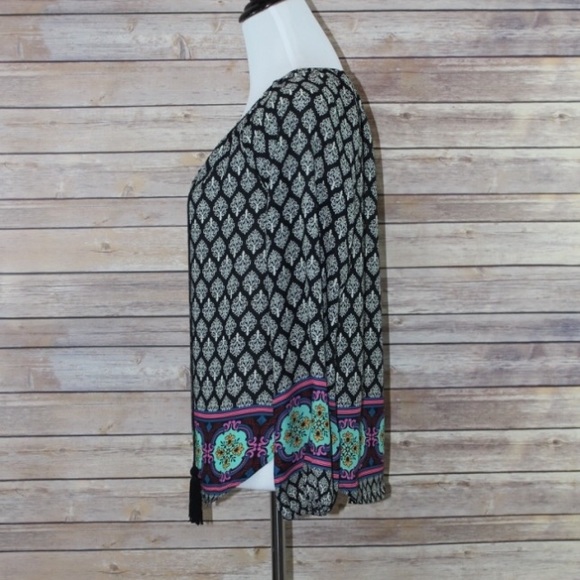 Blouse with Patterned Hemline - Picture 2 of 3