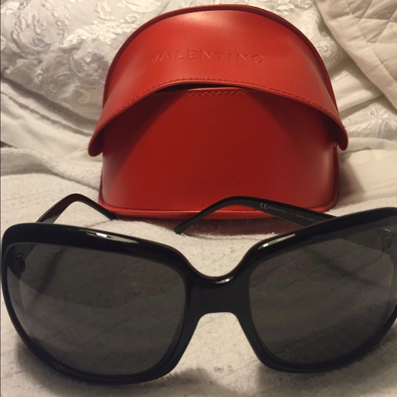Valentino Black sunglasses - Picture 1 of 4