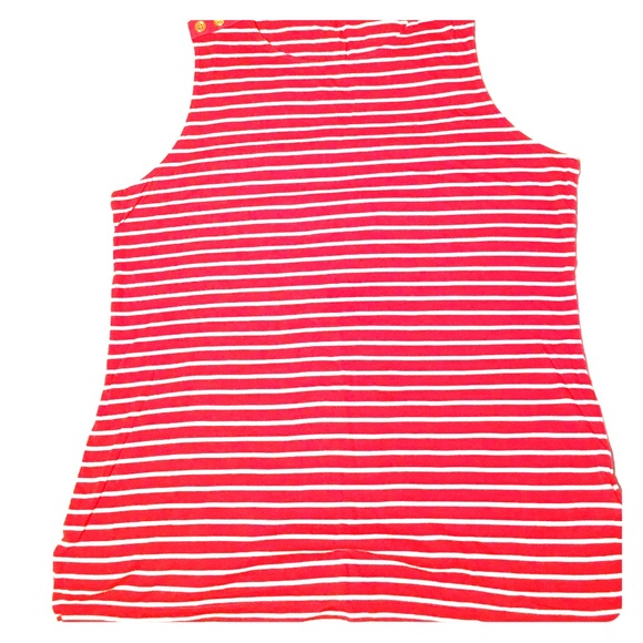 Sleeveless shirt with gold buttons