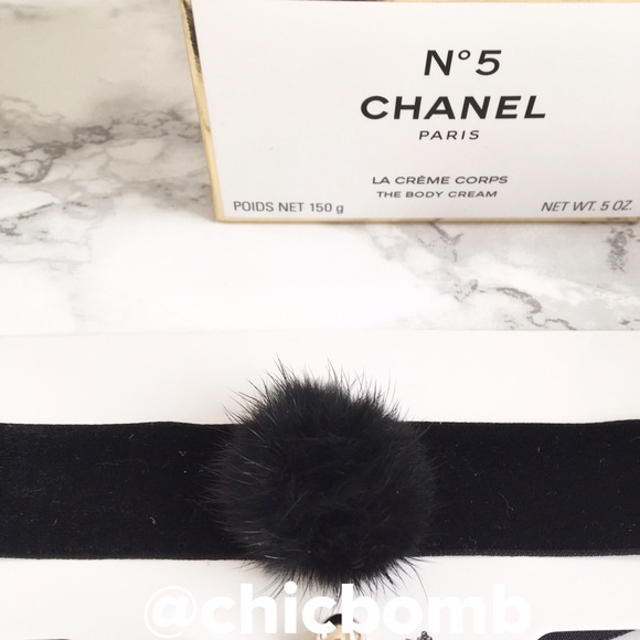 Noir fur ball velvet necklace - Picture 2 of 3