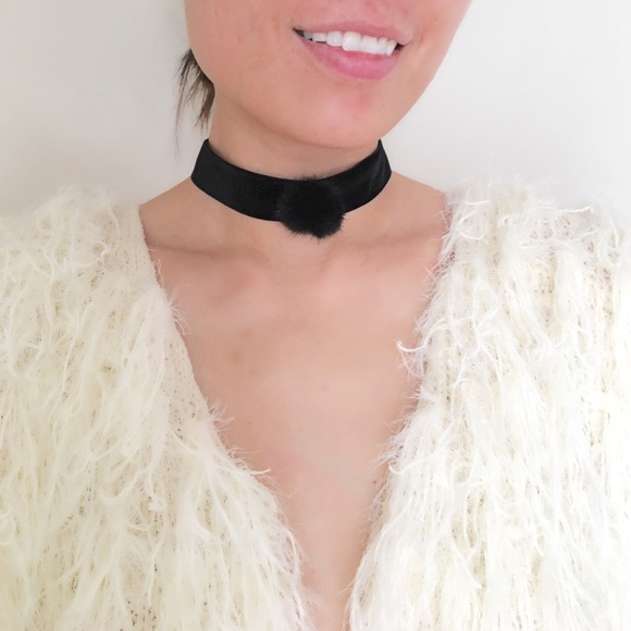 Noir fur ball velvet necklace - Picture 3 of 3