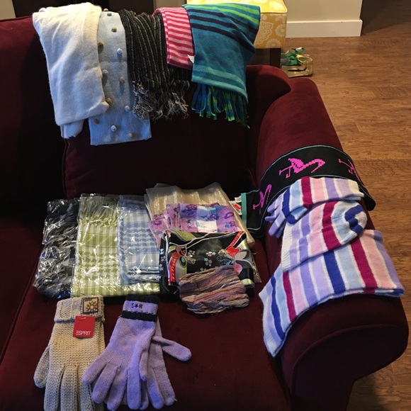 Scarves/Gloves/Wraps 24pcs