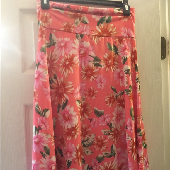 Pink floral azure skirt NWOT.