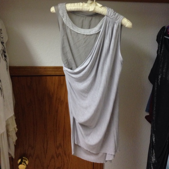 One shoulder type gray shirt