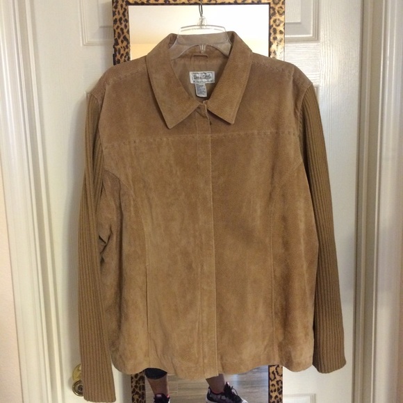 ✨✨ Gorgeous Suede Jacket w/ Embroidery Detail✨✨