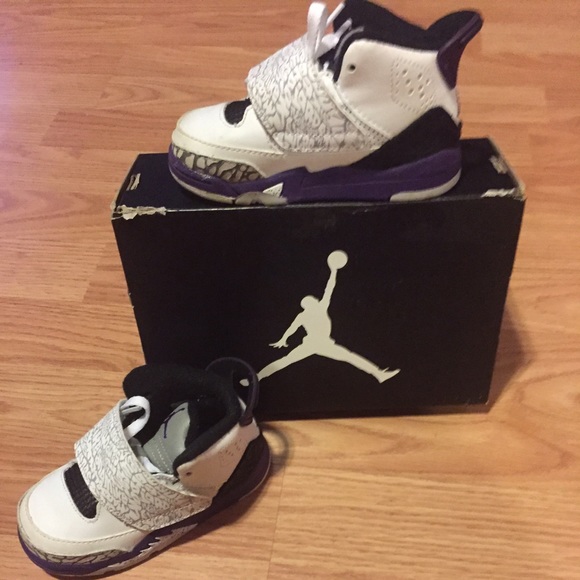 Toddler boy Jordan's size 6.