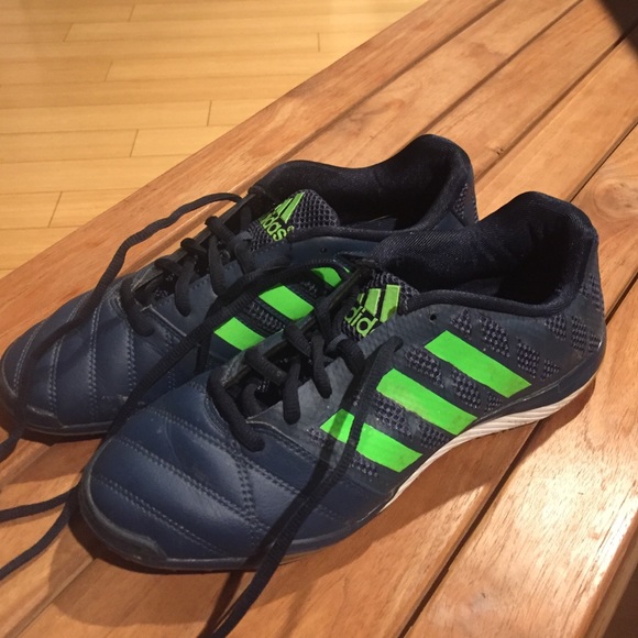 Indoor soccer cleats