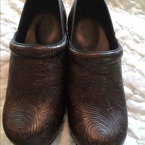 Embossed clogs