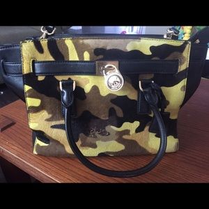 Michael Kors camouflage Hamilton Traveller
