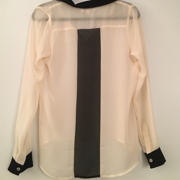 Button down blouse - Picture 2 of 3