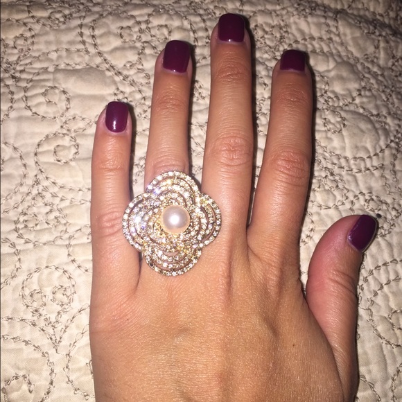 Floral gold pearl ring