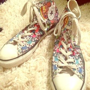 Brand new size 6 converse !