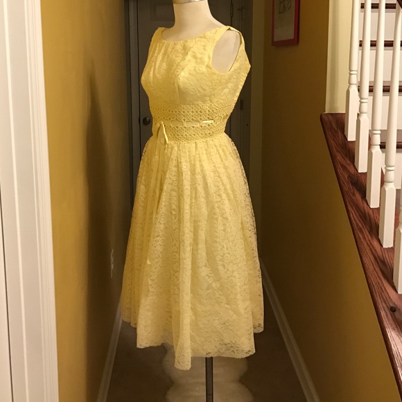 Vintage 1950's Yellow Lace Dress Size 2-4😘😘 - Picture 3 of 4