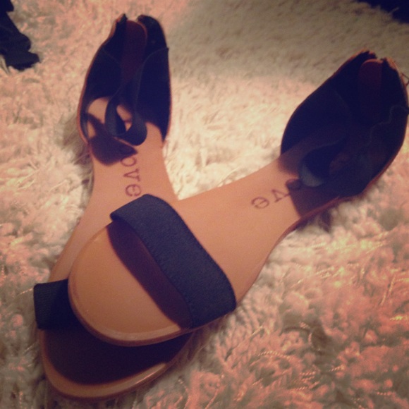 Size 8 black Sandals!