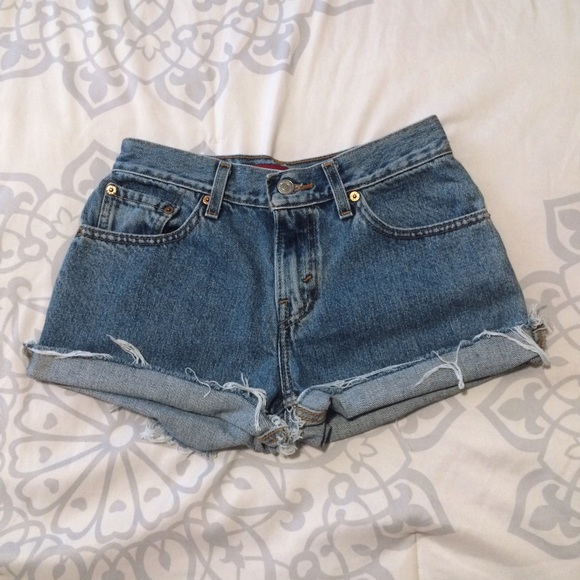 SOLD 💖 Cute Levis high waisted shorts - Picture 2 of 4