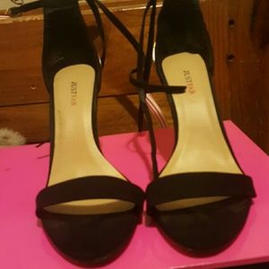Ooen tied black, gold heel