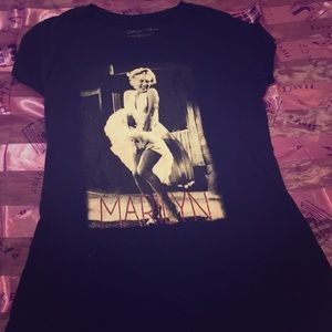 Black fitted t-shirt